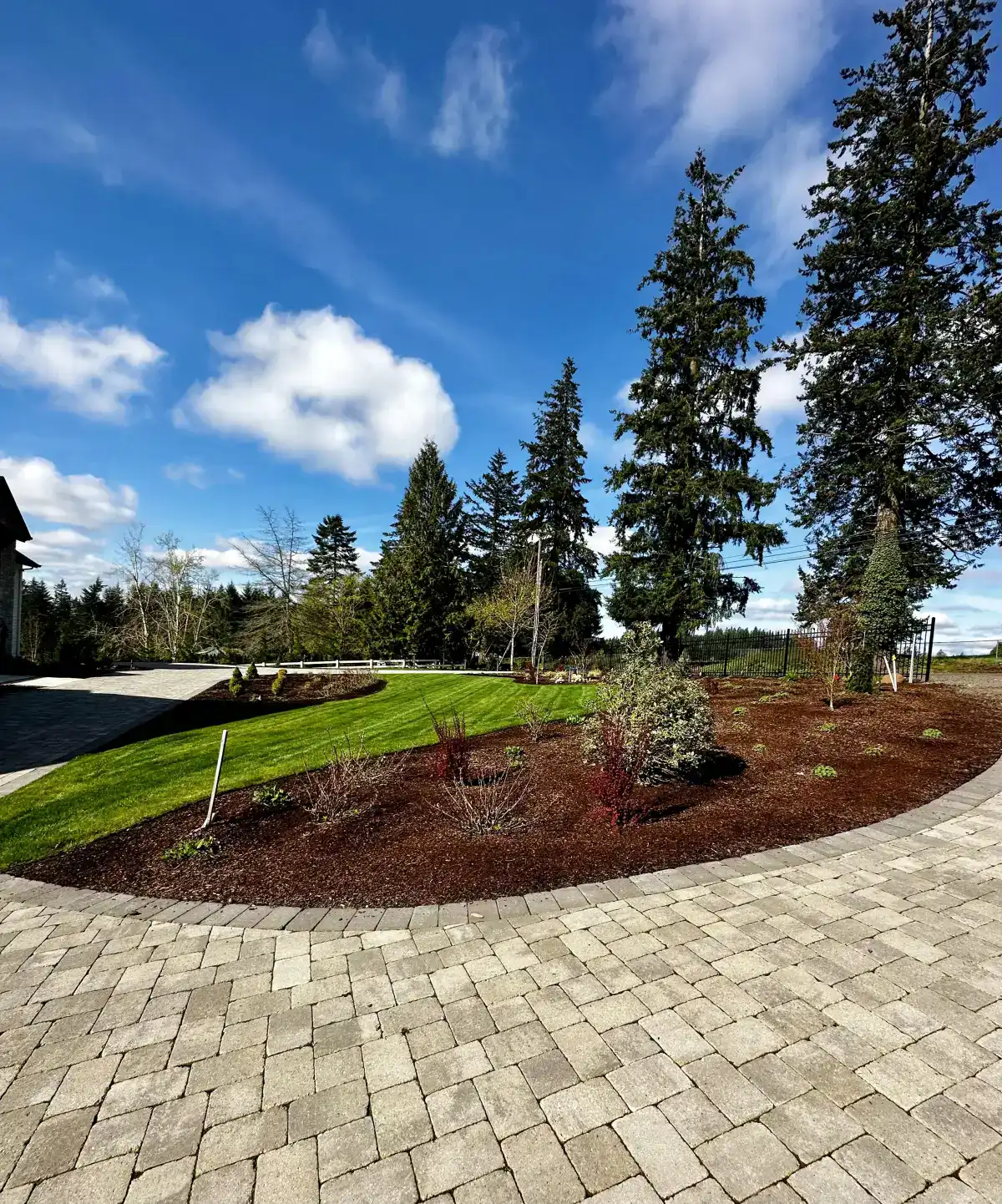 Professional lawn mowing and edging service in Tualatin Oregon